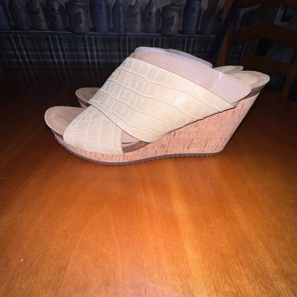 Women size 10 M brand is Sofft color is soleil yellow style Ciera - Picture 3 of 5